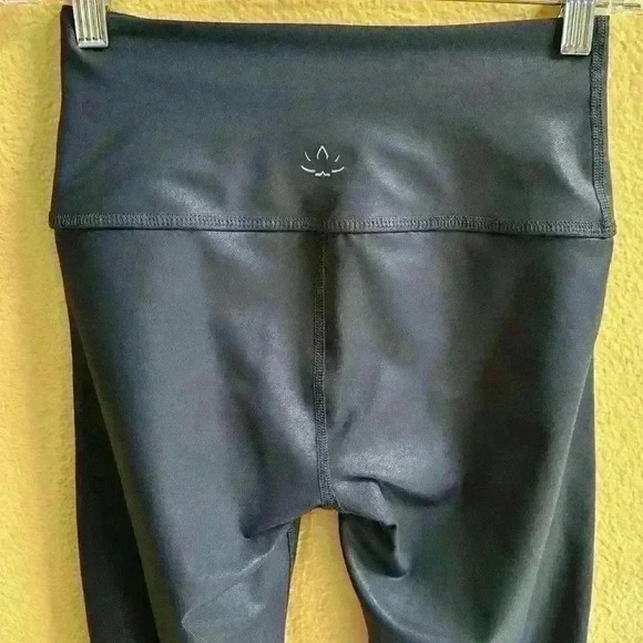 Beyond Yoga Smoky Blue Cropped Leggings With Faux Leather Effect Size Small EUC! - Picture 6 of 9